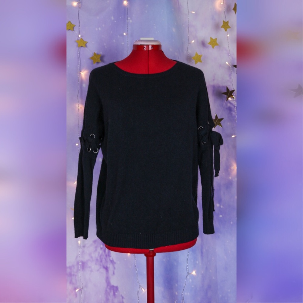 Black soft loose sweater with laced sleeves